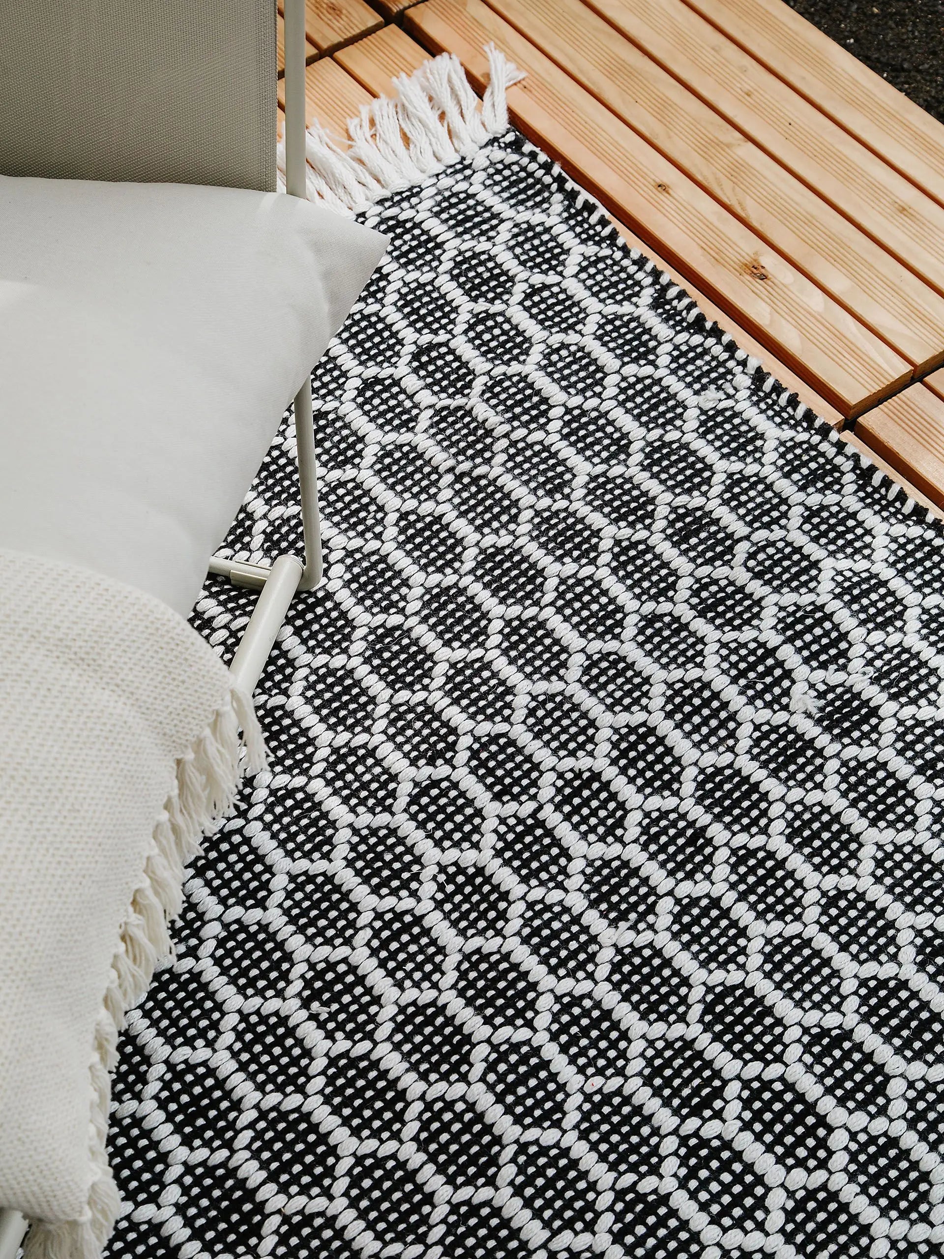 Mimpi rug (indoor & outdoor) made of recycled material, white/black