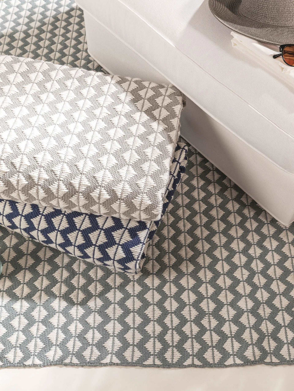 Teppich Morty aus recyceltem Material - In- & Outdoor, Grau
